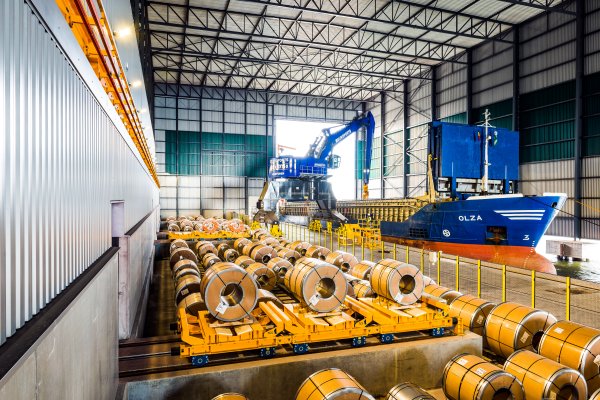 Ship unloading coils onto transferwagon